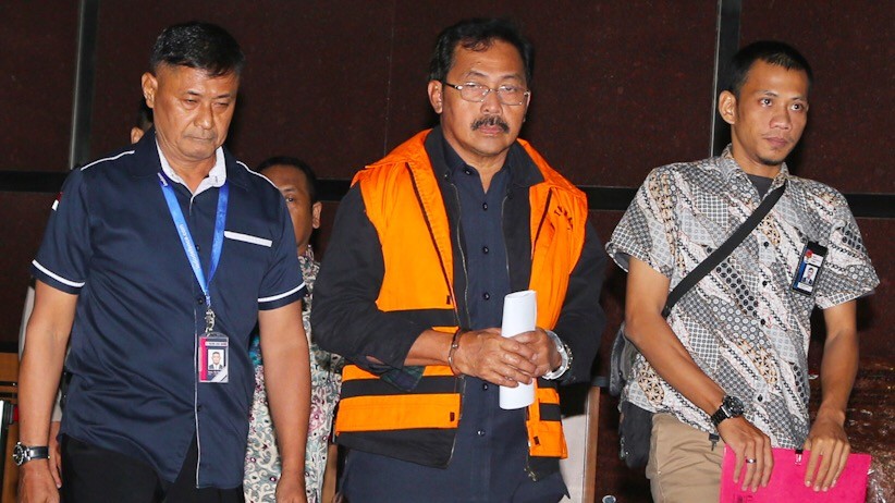 Tampang Gubernur Kepri Nurdin Basirun Pakai Rompi Tahanan KPK - Bagian 3