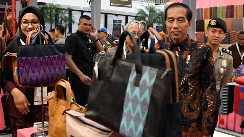 Dorong UMKM Go Digital, Jokowi Buka Pameran Karya Kreatif Indonesia - Bagian 1