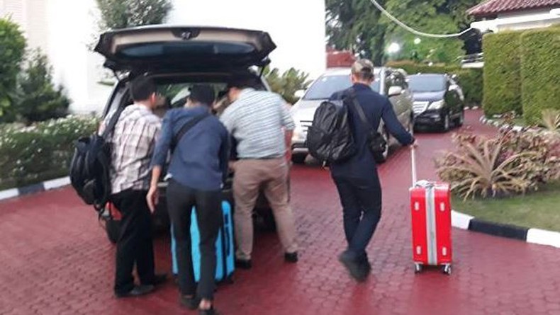 Geledah Rumah Dinas Gubernur Kepri, KPK Temukan Uang Miliaran Dalam Kardus