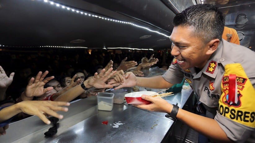 Polisi Suguhkan Makanan Khas Nusantara untuk Warga Lamongan - Bagian 2