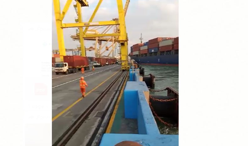 title Ditabrak Kapal MV Soul, Crane Terminal Petikemas Semarang Roboh Ditabrak Kapal MV Soul, Crane Terminal Petikemas Semarang Roboh