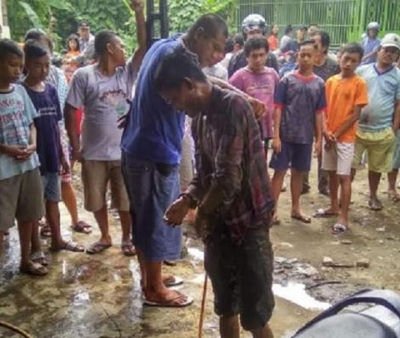 Tertangkap Menjambret, Pemuda Ini Dimandikan Warga Pakai Air Bekas Cuci Steam