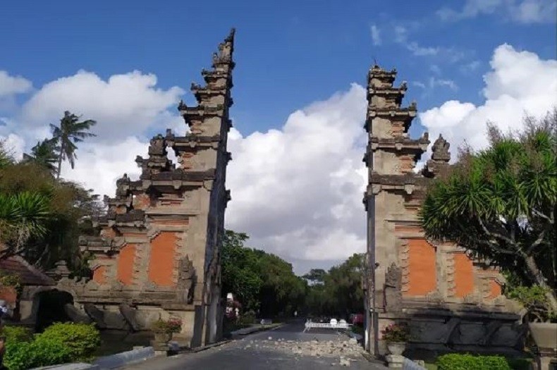 Gapura Nusa Dua Runtuh Diguncang Gempa Bali 6,0 SR