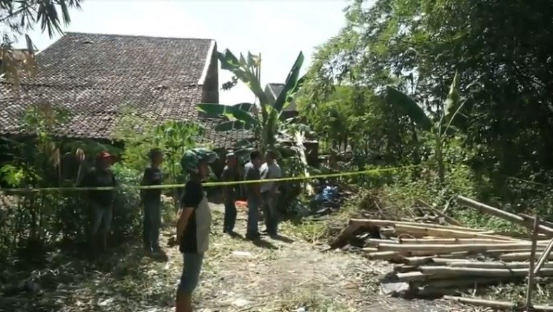 Warga Geger Temukan Mayat Pria Tergantung dan Anak Perempuannya Terikat di Demak