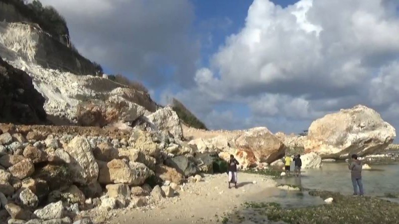 Tebing 100 Meter di Pantai Melasti Longsor saat Gempa Bali M 5,8