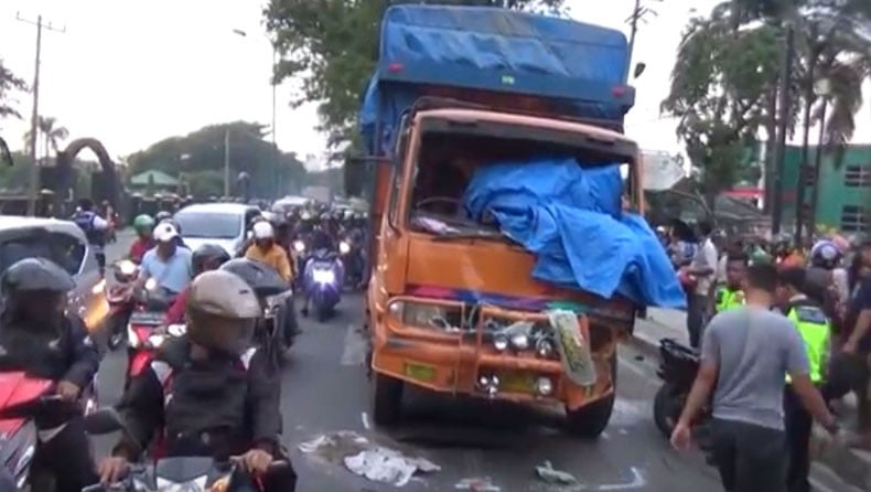 Truk Tronton Tabrak 3 Motor Di Medan Akibat Rem Blong, 3 Tewas Di Lokasi