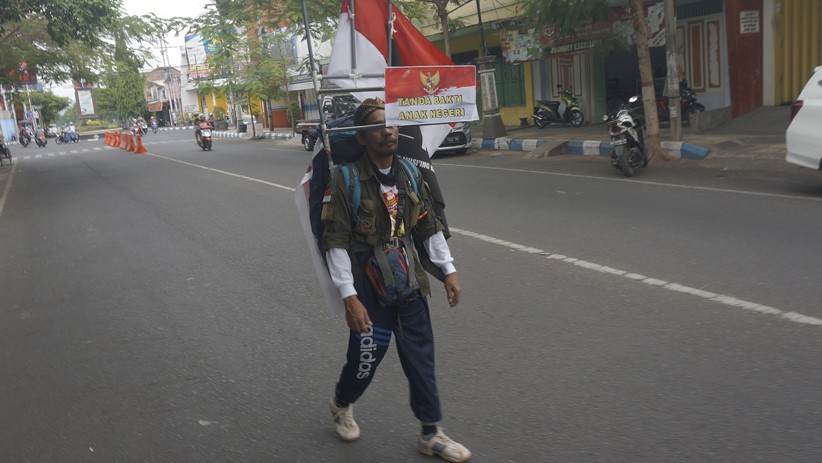 Dukung Jokowi, Pria Ini Jalan Mundur dari Tulungagung ke Istana Negara - Bagian 1