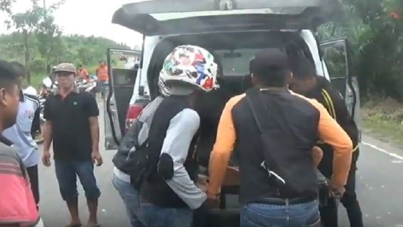 Motor Tabrak Minibus di Jalan Trans Kalimantan, Ibu dan Anak Tewas di Tempat
