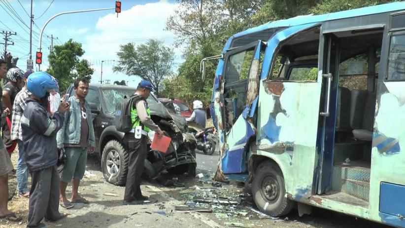 Pikap Ugal-ugalan Tabrak Angkot di Jalan Pantura Nolokerto Kendal, 3 Terluka