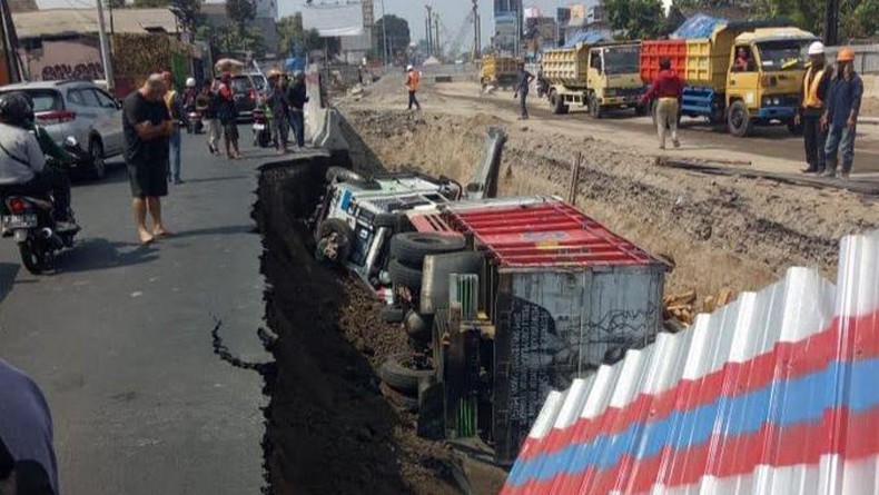 Jalan Proyek Underpass Kentungan Yogya Ambles, Truk dan Mobil Turis Terjerembap