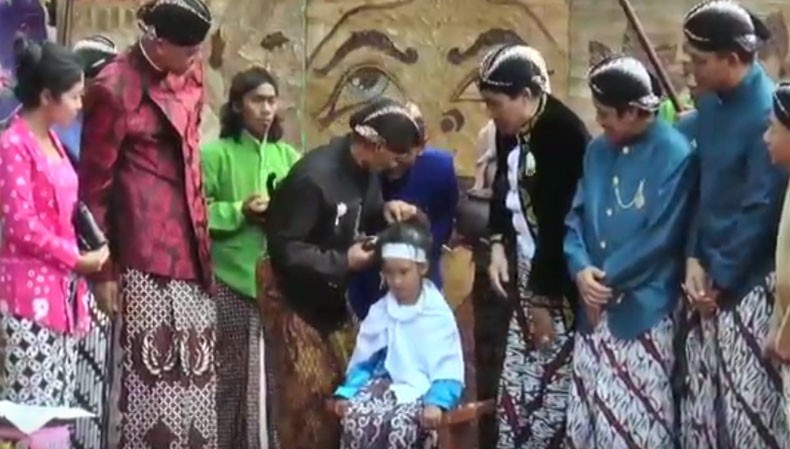 12 Anak Wonosobo Ikuti Ritual Pemotongan Rambut Gimbal, Ganjar: Ini Tradisi Unik