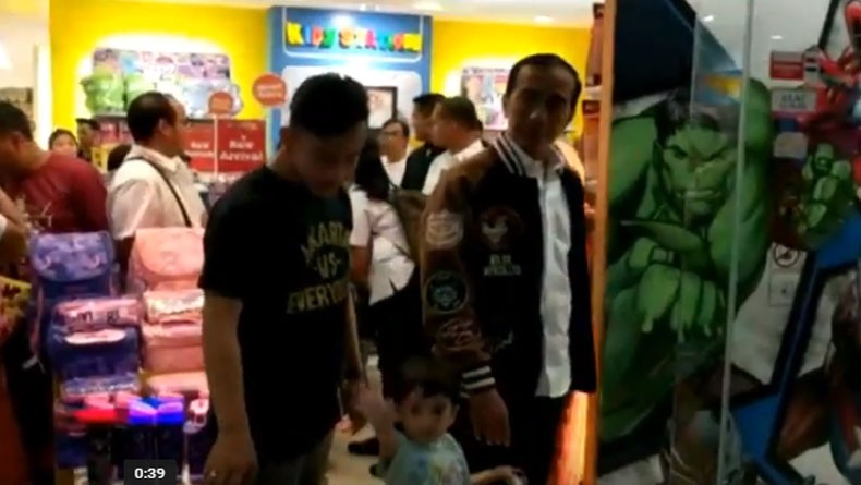 title Pulang Kampung ke Solo, Jokowi Ajak Jan Ethes Jalan-Jalan Beli Mainan di Mal Pulang Kampung ke Solo, Jokowi Ajak Jan Ethes Jalan-Jalan Beli Mainan di Mal