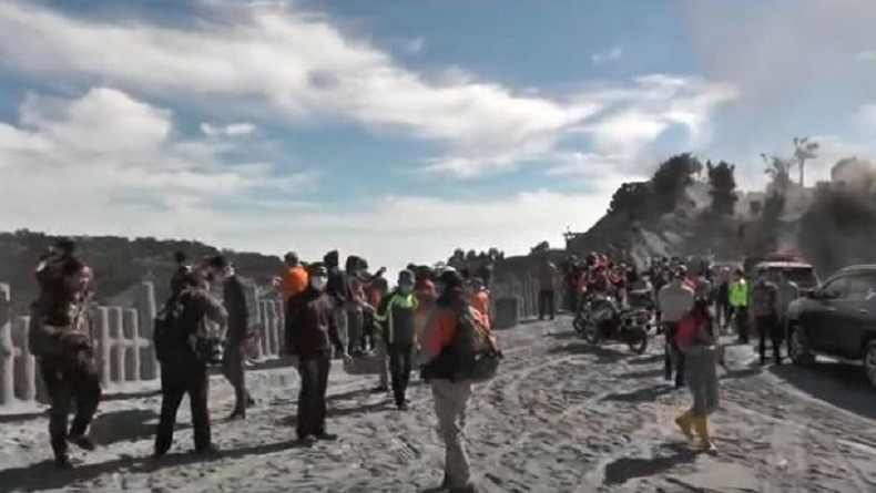 Kawasan Taman Wisata Alam Gunung Tangkuban Parahu Diselimuti Abu Vulkanik