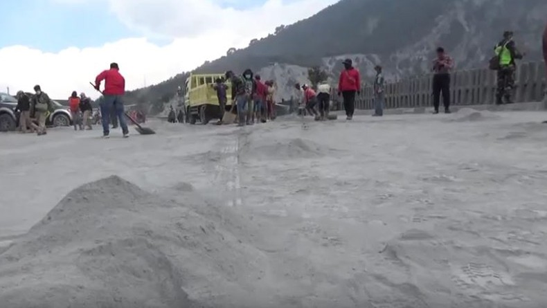 30 Truk Angkut Abu Vulkanis Pascaerupsi Gunung Tangkuban Parahu