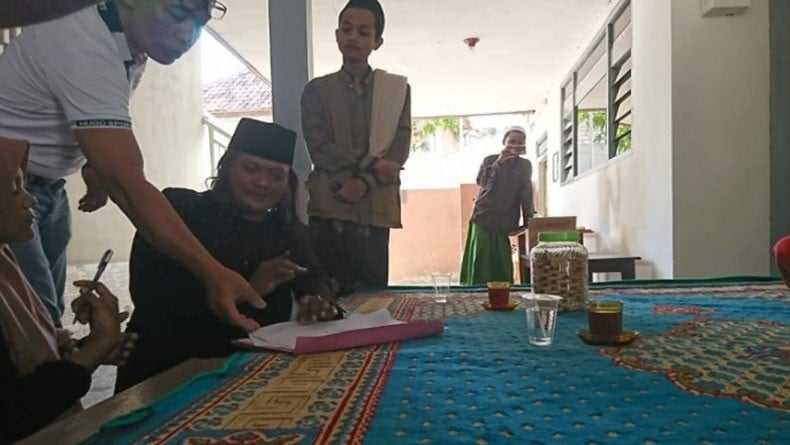 title Polisi Selidiki Kasus Pria Gondrong Pura-Pura Mati lalu Hidup Lagi di Sampang Polisi Selidiki Kasus Pria Gondrong Pura-Pura Mati lalu Hidup Lagi di Sampang