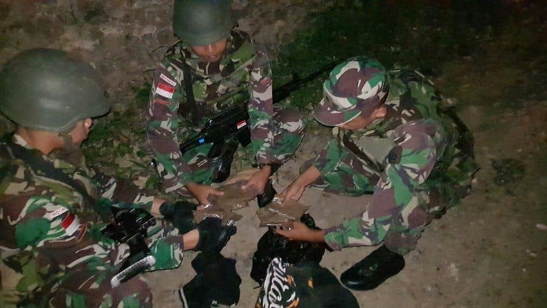 Satgas Pamtas Amankan 8 Paket Ganja di Jalan Poros Keerom-Abepura, Pemilik Kabur