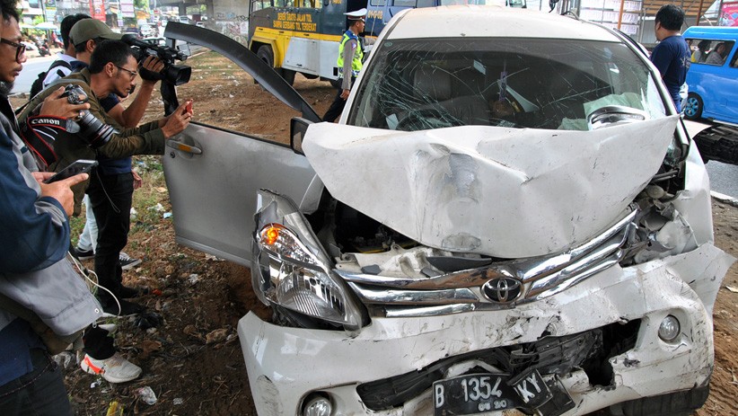 Sopir Mengantuk, Mobil Tabrak Tiang Tol BORR - Bagian 2