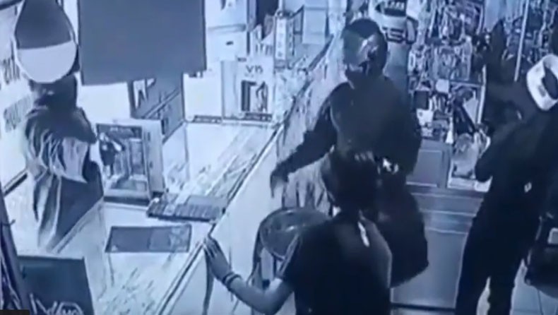title Terekam CCTV, Begini Aksi 2 Perampok Bersenpi Gasak Puluhan Ponsel di Tangerang Terekam CCTV, Begini Aksi 2 Perampok Bersenpi Gasak Puluhan Ponsel di Tangerang