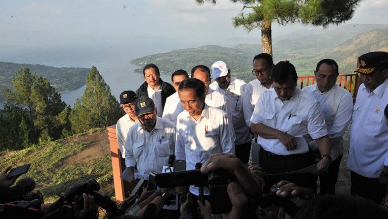 Hari ke-2 di Danau Toba, Jokowi Kunjungi Taman Wisata