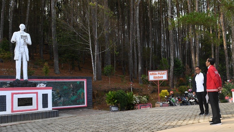 Kunjungi Salib Kasih di Taput, Presiden Jokowi Beli Jaket Ulos Sibolang Rasta