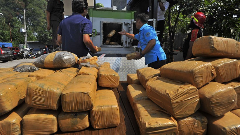 BNN Musnahkan 150 Kg Ganja yang Disembunyikan Dalam Bagasi Mobil - Bagian 1