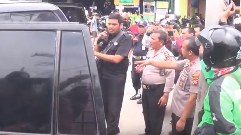 Siang Bolong, 2 Perampok Gasak Uang Rp400 Juta di Depan Irian Supermarket Medan