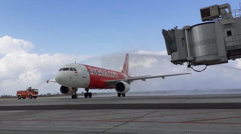 Bawa 116 Penumpang, AirAsia Mendarat Perdana di Bandara Internasional Yogyakarta