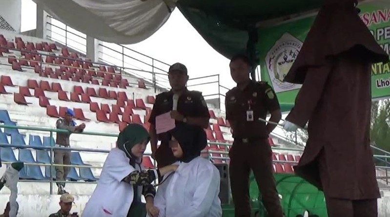 Bercumbu di Mobil, Pasangan Selingkuh di Banda Aceh Dihukum Cambuk