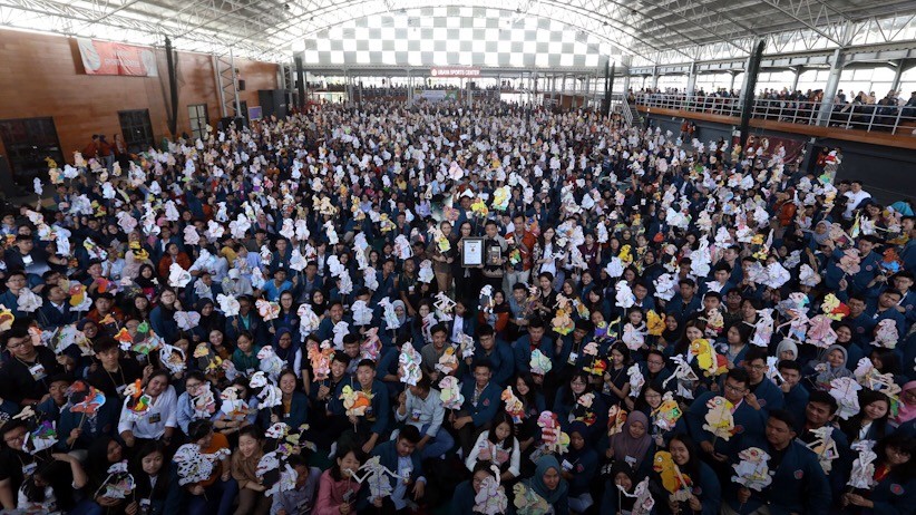 2.400 Mahasiswa Baru Ubaya Pecahkan Rekor MURI Merangkai Wayang Kertas - Bagian 1