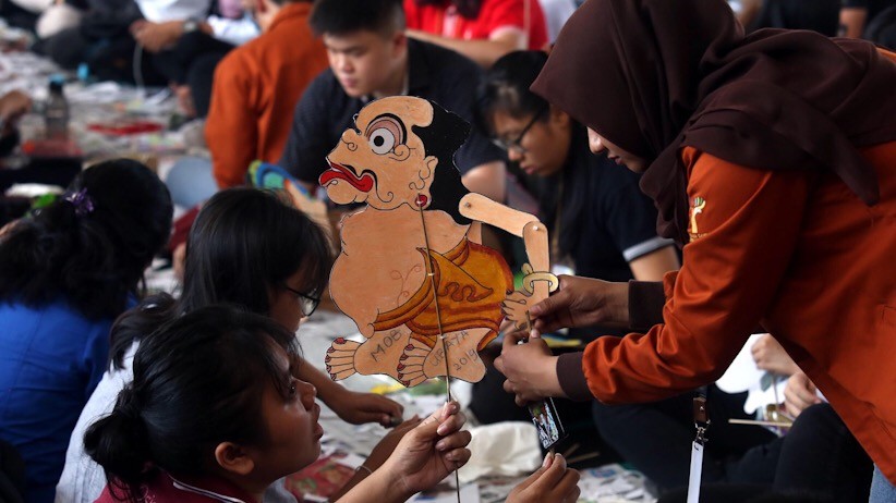 2.400 Mahasiswa Baru Ubaya Pecahkan Rekor MURI Merangkai Wayang Kertas - Bagian 3
