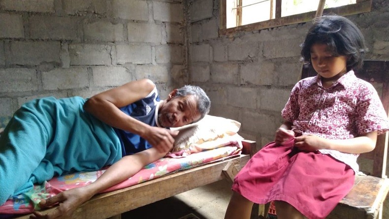 Ketegaran Depi, Bocah 9 Tahun di Kulonprogo yang Rawat Ayahnya karena Lumpuh