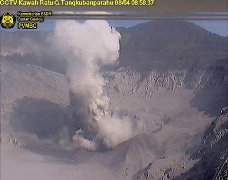 Gunung Tangkuban Parahu Kembali Erupsi, Embuskan Kolom Abu Setinggi 50 Meter