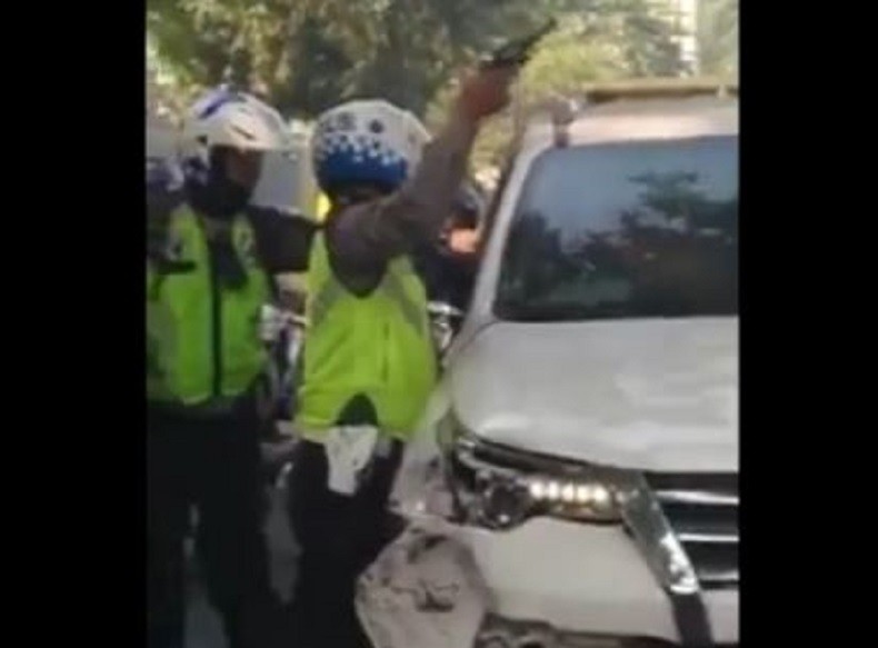 Viral, Polisi Todong Pengemudi Fortuner Pelaku Tabrak Lari di Mojokerto