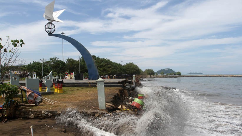 Gelombang Tinggi di Padang, Tugu Merpati Perdamaian Terancam Ambruk