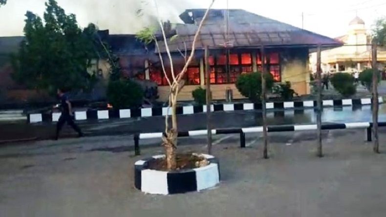 title Kantor Biro Logistik Mapolda NTT Terbakar, Penyebabnya Belum Diketahui Kantor Biro Logistik Mapolda NTT Terbakar, Penyebabnya Belum Diketahui