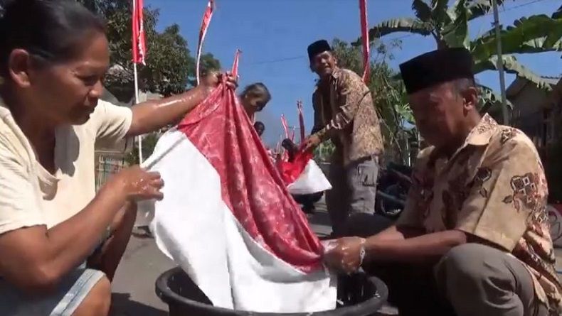 Sambut HUT RI, Warga di Boyolali Cuci Bendera Merah Putih Massal