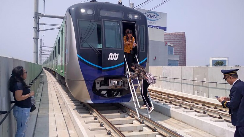 Detik-Detik Listrik Padam, MRT Terhenti, Penumpang Dievakuasi - Bagian 1
