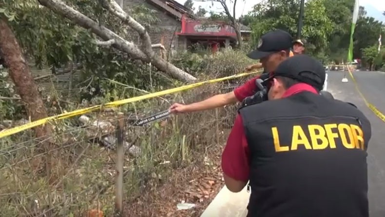title Kasus Ledakan Kabel SUTET di Gunungpati, Tim Labfor Polri Periksa Ranting Pohon Kasus Ledakan Kabel SUTET di Gunungpati, Tim Labfor Polri Periksa Ranting Pohon