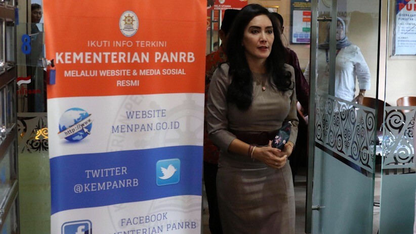 Rieke Serahkan Berkas CPNS drg Romi ke Menpan RB - Bagian 2