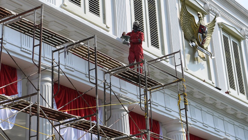 Jelang HUT ke-74 RI, Istana Negara Dihias Bendera Merah Putih - Bagian 2