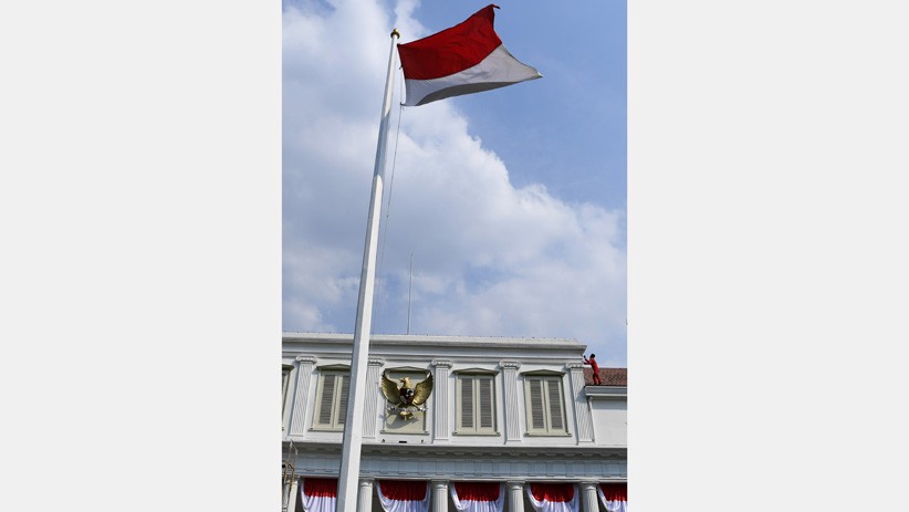 Jelang HUT ke-74 RI, Istana Negara Dihias Bendera Merah Putih - Bagian 4