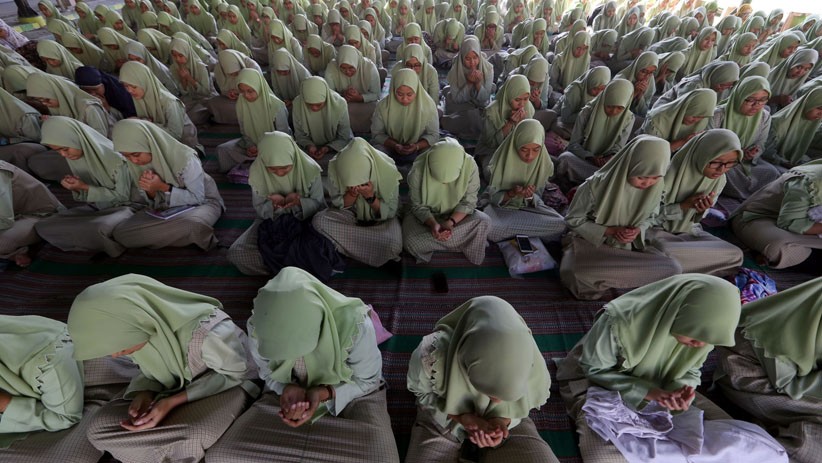 Ribuan Pelajar Surabaya Gelar Doa Bersama untuk Almarhum Mbah Moen