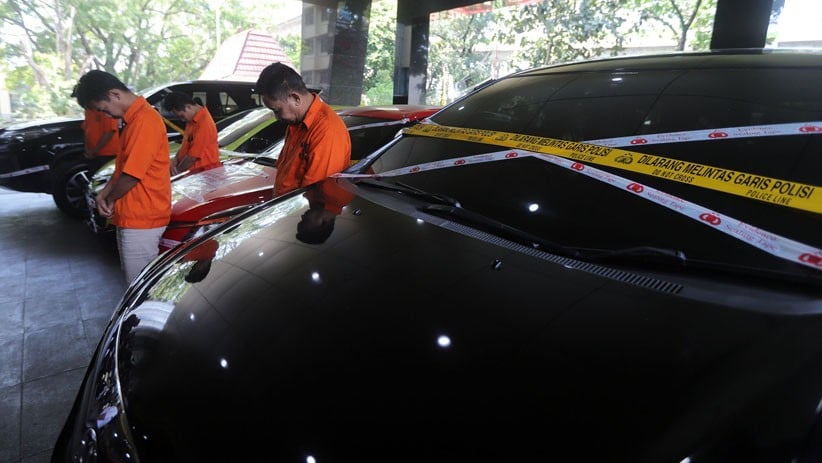 Penampakan Tumpukan Uang Ratusan Juta Rupiah Hasil Penipuan Online - Bagian 4