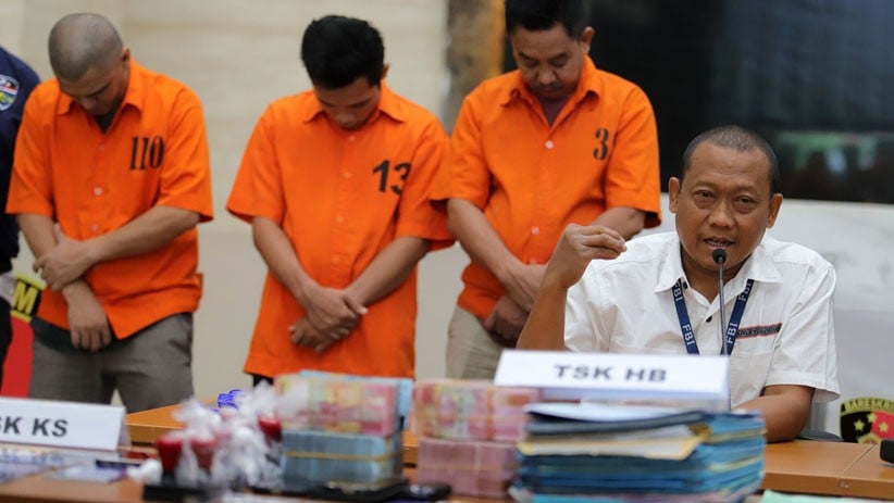 Penampakan Tumpukan Uang Ratusan Juta Rupiah Hasil Penipuan Online - Bagian 2