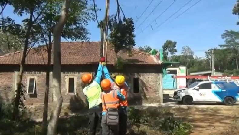 PLN Nyatakan Ledakan Kabel SUTET di Gunungpati Picu Listrik Padam Total