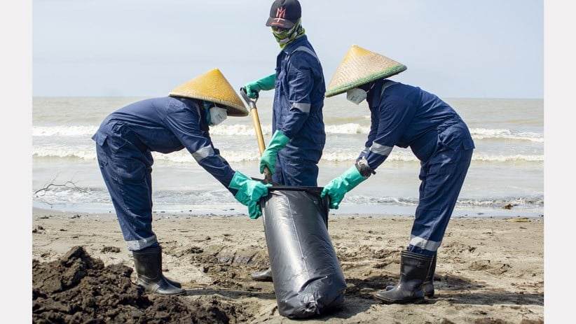 Pesisir Pantai Mekarjaya Karawang Tercemar Tumpahan Minyak Mentah - Bagian 3