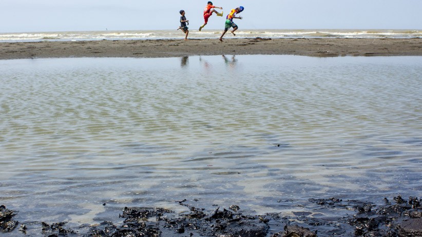 Pesisir Pantai Mekarjaya Karawang Tercemar Tumpahan Minyak Mentah - Bagian 4