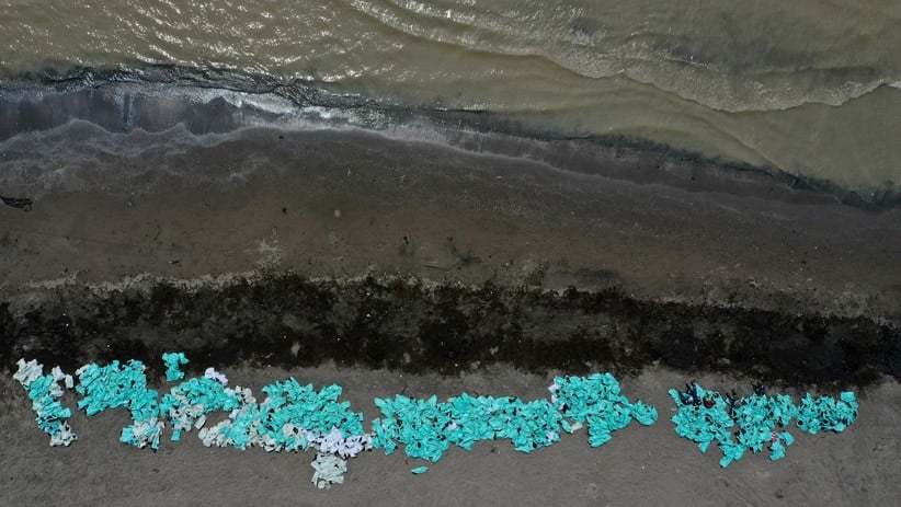 Penampakan dari Udara Tumpahan Minyak Tercecer di Pesisir Pantai Karawang - Bagian 3