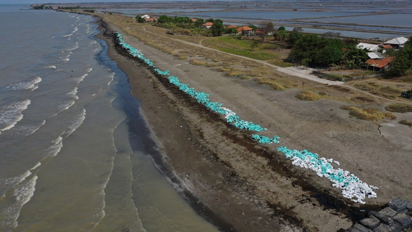 Penampakan dari Udara Tumpahan Minyak Tercecer di Pesisir Pantai Karawang - Bagian 2