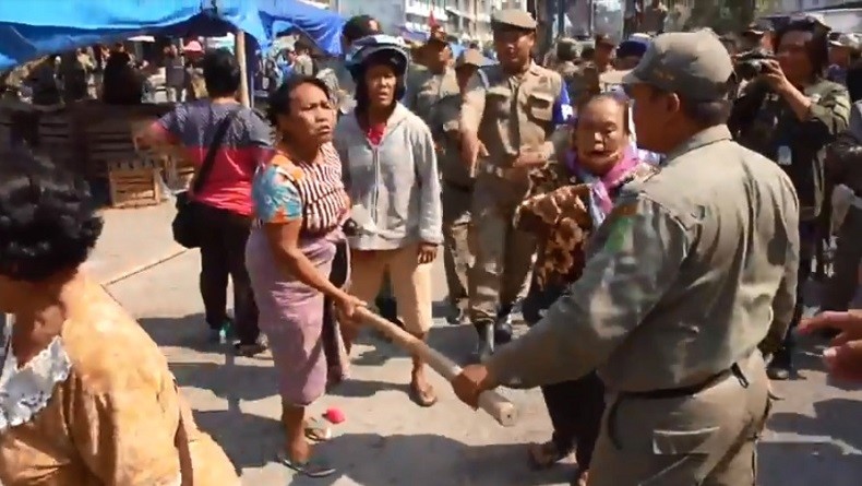 Penertiban PKL di Jalan Bulan Medan Ricuh, Ibu-Ibu Pukul Petugas Satpol PP
